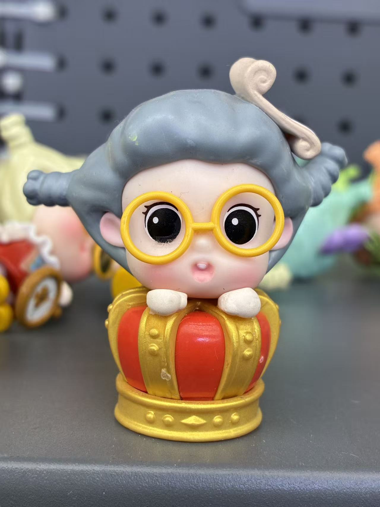 Crown Grandma Figurine (1PC)