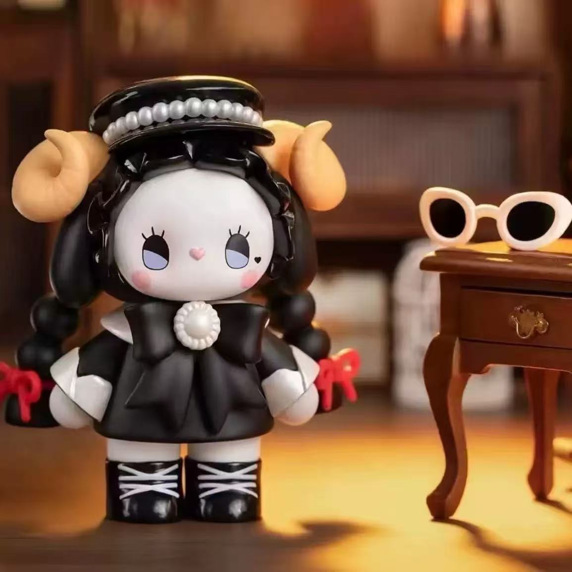 Emma Black Pearl Figurine (1PC)