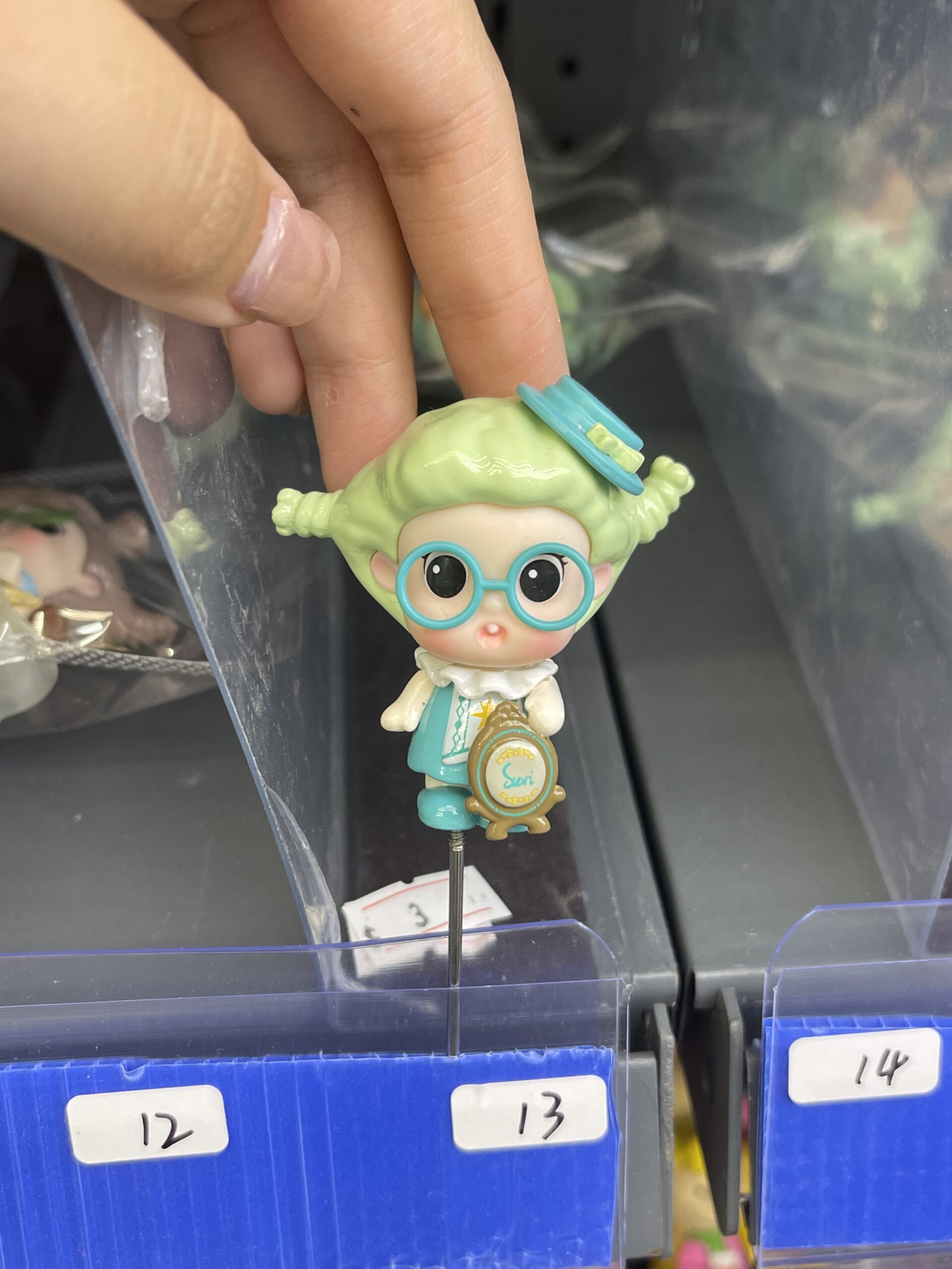 Seri Green Hair Girl Resin Figurine, Kawaii Retro Style Plant Decor Pin